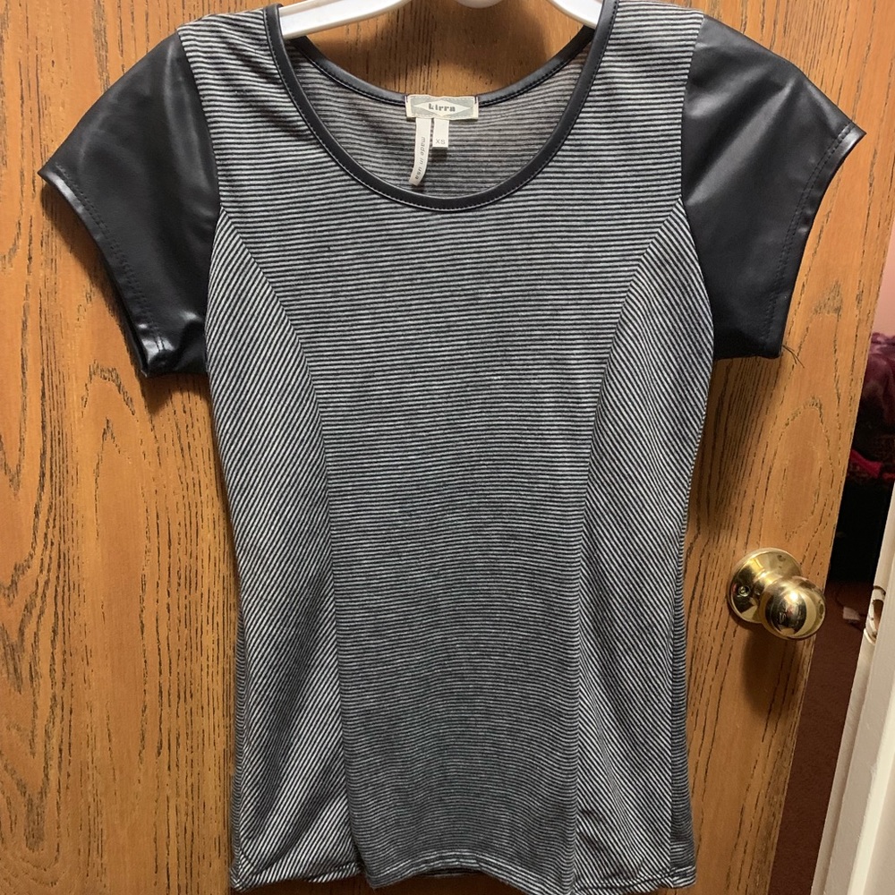 Short sleeve black and white striped top